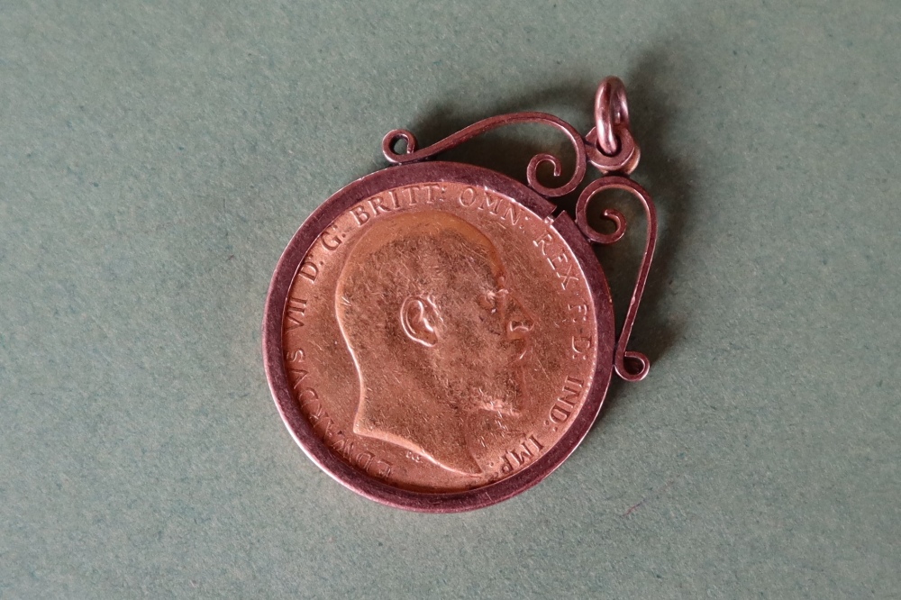 An Edward VII gold sovereign dated 1910, mounted, overall approximately 9. - Image 2 of 2