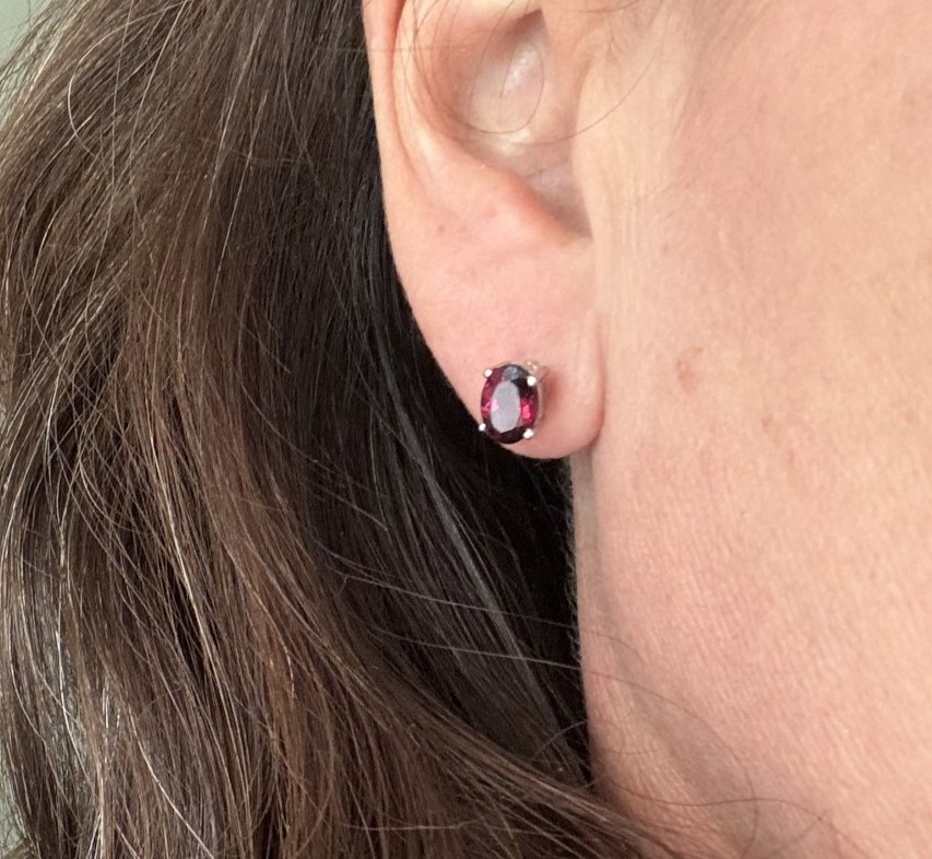 A pair of rhodolite garnet earrings to a silver setting and post - Bild 4 aus 4