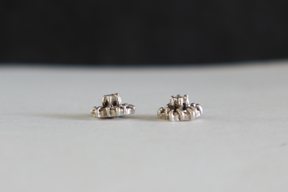 A pair of diamond stud cluster earrings, - Bild 2 aus 4