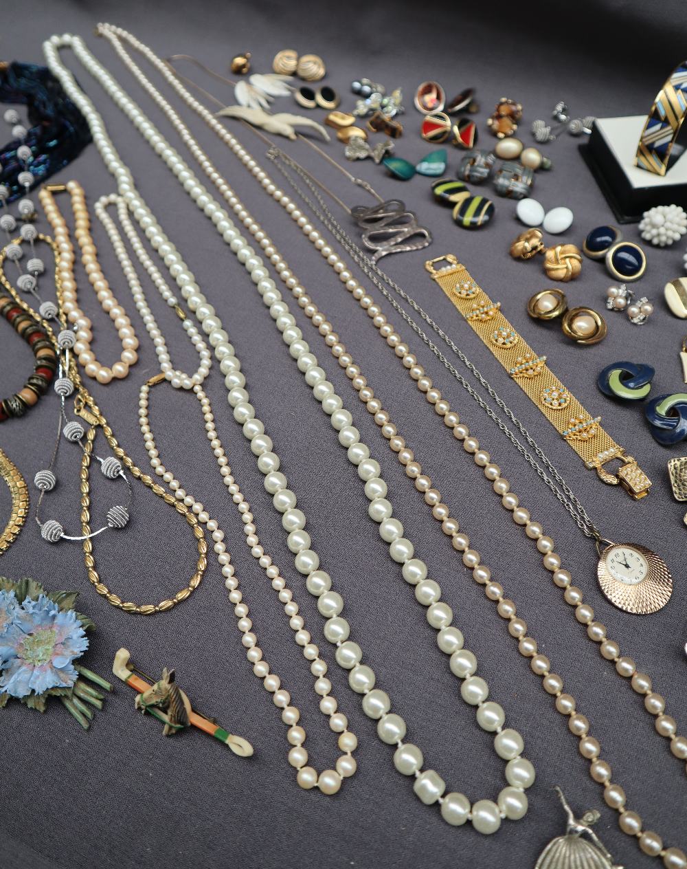 A collection of costume jewellery including faux pearls, beaded necklaces, clip on earrings, bangle, - Bild 2 aus 7