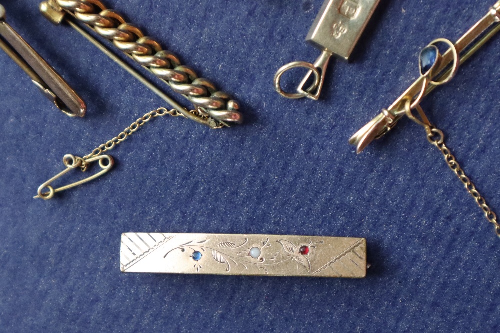 A 9ct gold pendant, together with a 9ct gold rope twist bar brooch, - Image 6 of 7
