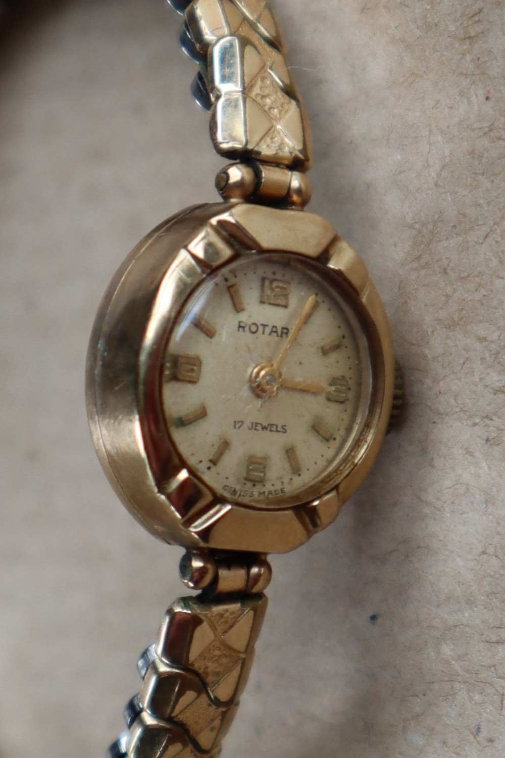 Two pairs of 9ct gold earrings together with a 9ct gold lady's wristwatch on an expanding bracelet - Bild 3 aus 3