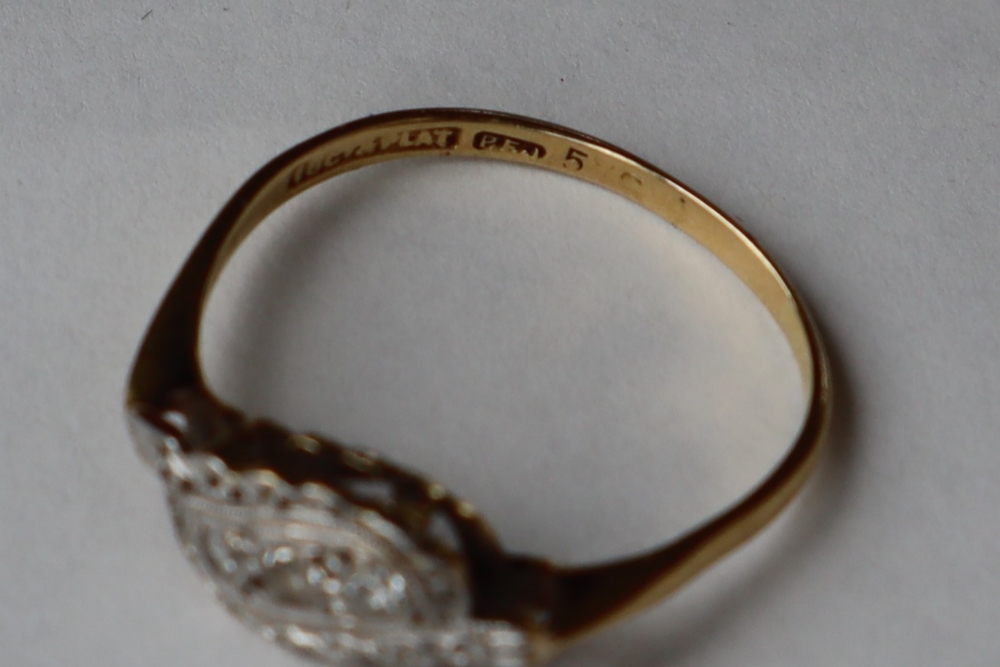 A three stone diamond ring set with round old cut diamonds to a white metal setting and yellow - Bild 3 aus 5