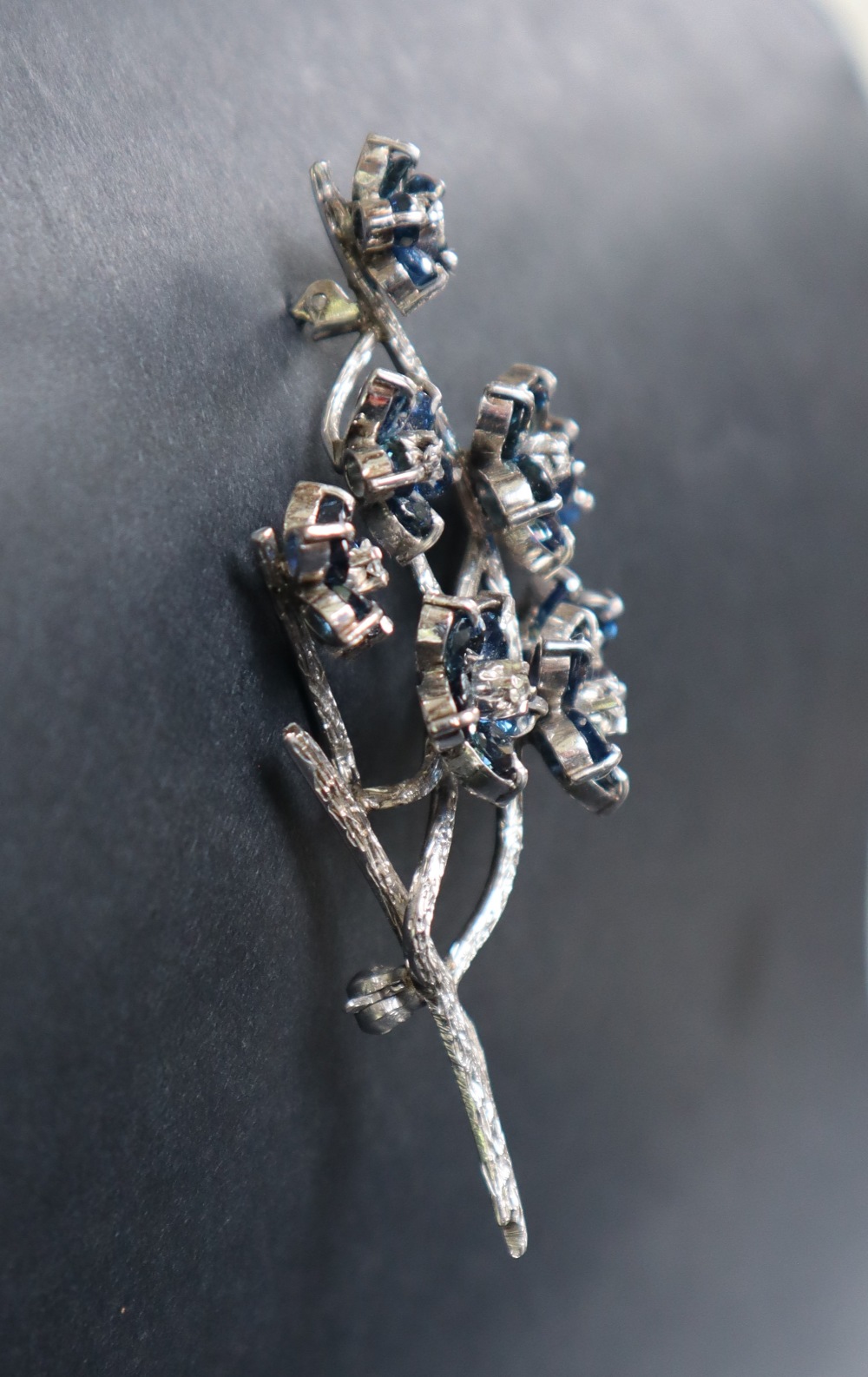 A sapphire and diamond brooch, of floral design, - Bild 4 aus 6