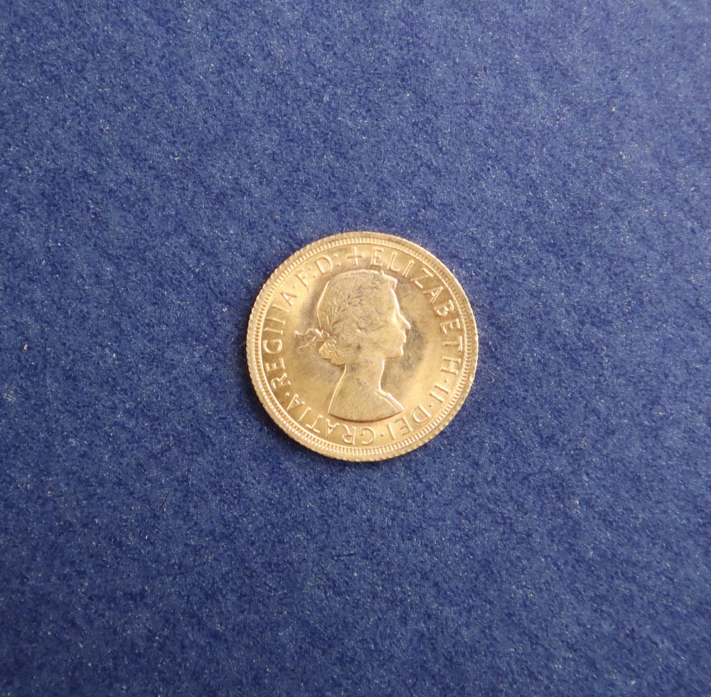An Elizabeth II gold sovereign, - Bild 2 aus 2