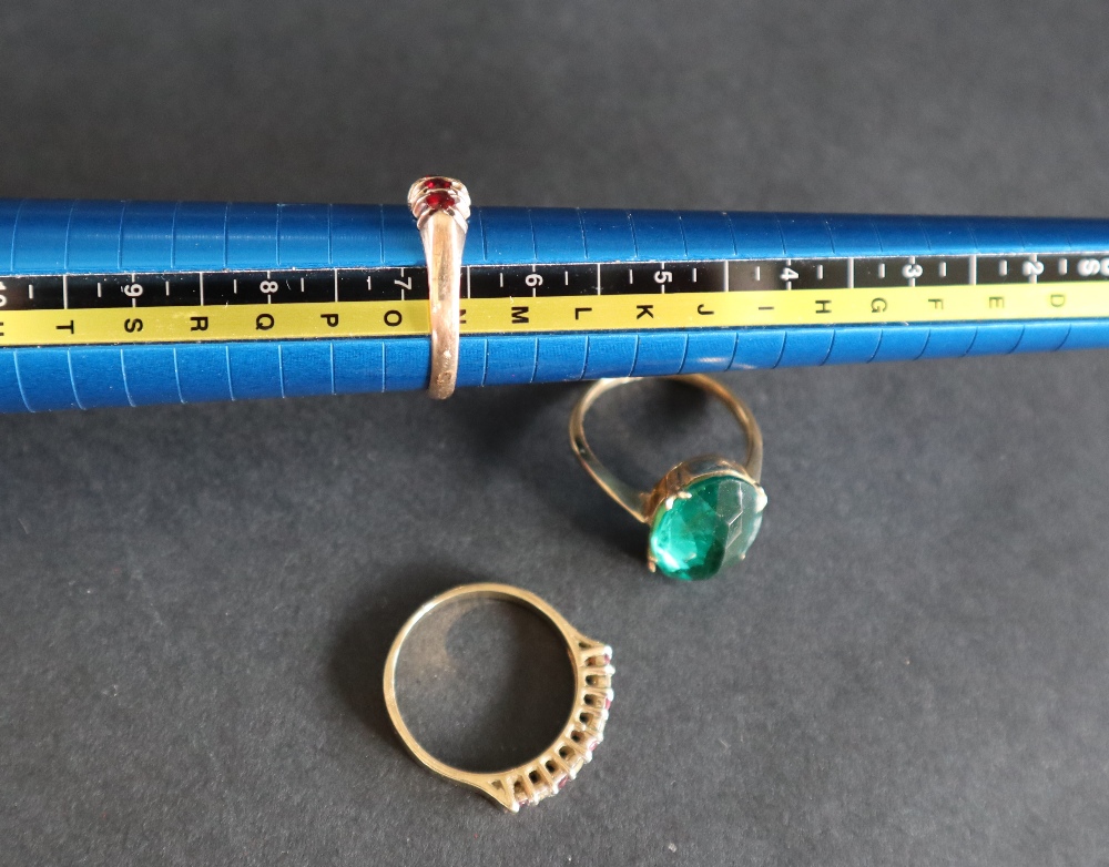 Three 9ct yellow gold paste set dress rings, approximately 6. - Bild 6 aus 6