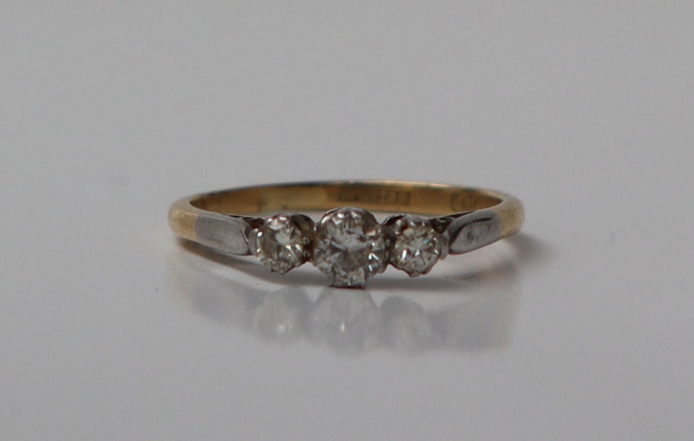 A three stone diamond ring, - Image 2 of 6