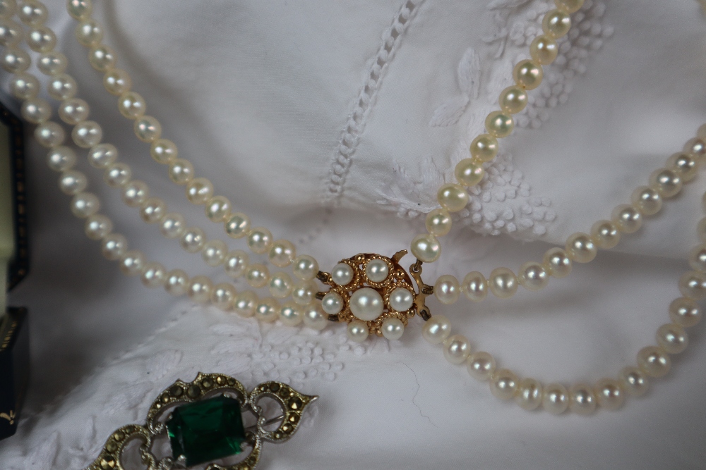 A pearl three strand necklace together with a pair of pearl earrings, marcasite jewellery, - Bild 2 aus 6