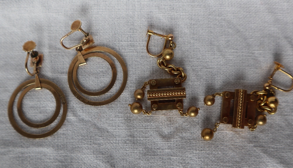 A pair of 9ct gold double hoop drop earrings together with a pair of 9ct gold earrings of square - Image 4 of 5