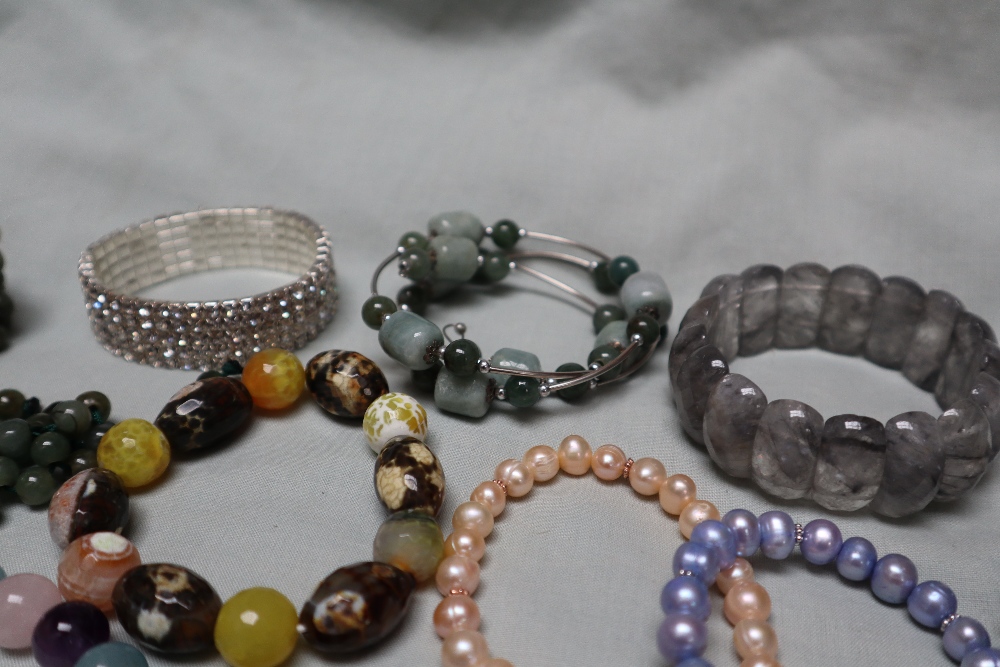 A collection of hardstone beaded bracelets - Image 4 of 4