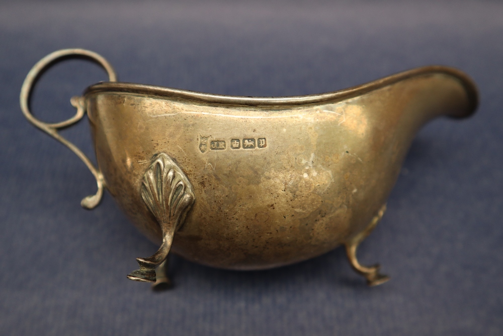 An Edward VII silver sauce boat with a scrolling handle on three legs with hoof feet, Sheffield, - Bild 4 aus 4