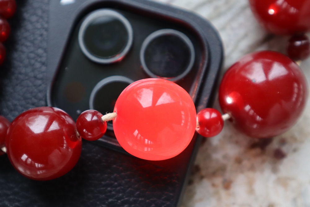 A string of cherry amber / bakelite beads, - Image 5 of 9