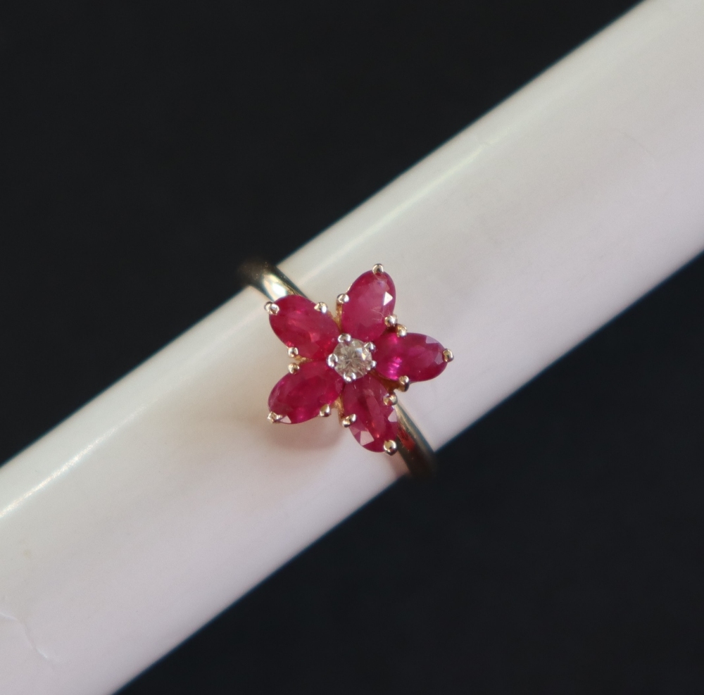 A ruby and diamond floral ring set with a central round old cut diamonds and five radiating oval - Bild 2 aus 6