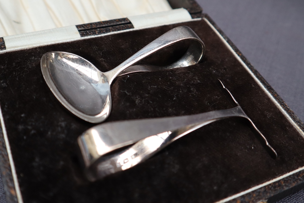 A George V silver cream jug of sparrow beak form together with a matching twin handled sugar basin, - Image 6 of 7