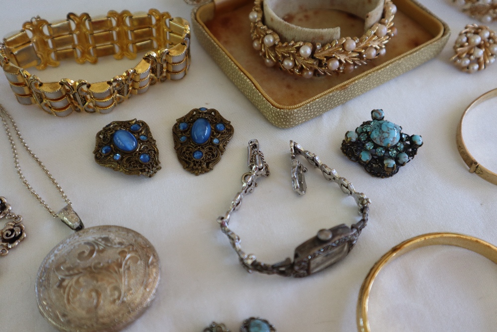 Assorted costume jewellery including a Trifari suite of necklace, - Image 3 of 6