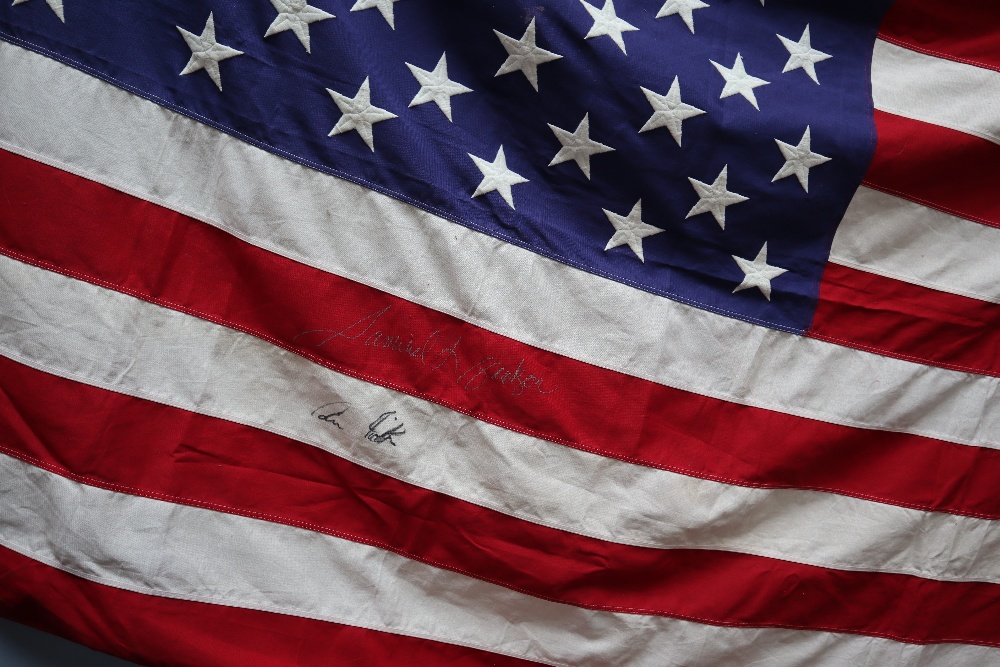 An American Flag, signed by Samuel L. Jackson and Colin Firth. - Bild 3 aus 4