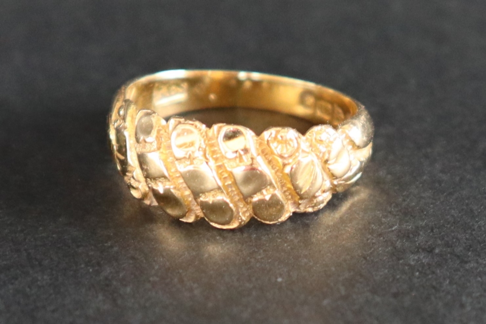 An 18ct yellow gold ring with tapering textured bar decoration, size Q 1/2, - Bild 2 aus 5