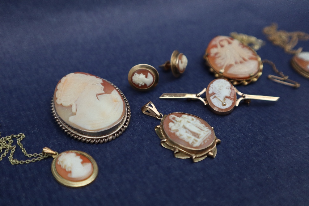 A shell cameo brooch of the three graces in a 9ct gold mount together with another shell cameo - Bild 2 aus 4