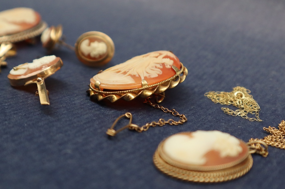 A shell cameo brooch of the three graces in a 9ct gold mount together with another shell cameo - Image 4 of 4