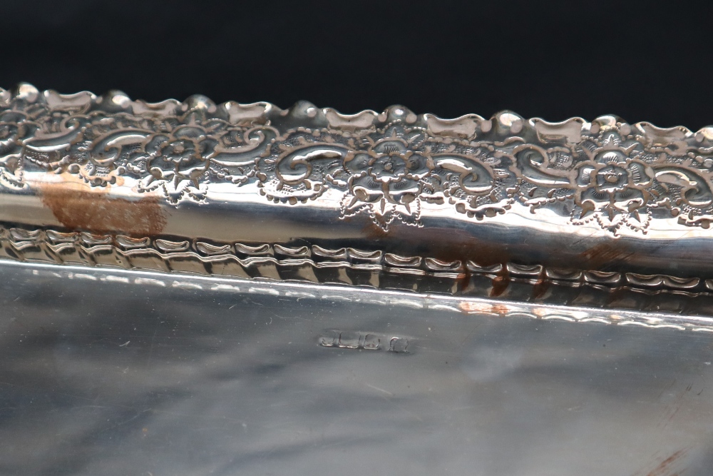 A silver twin handled tray of rectangular form, marks indistinct, 36. - Bild 3 aus 4