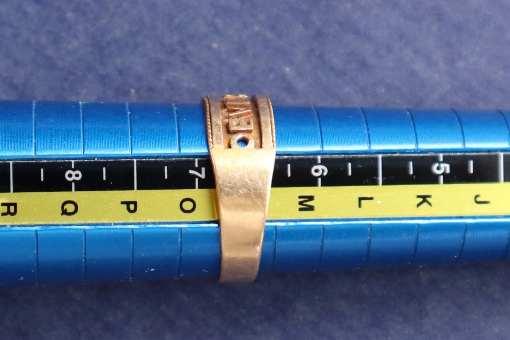 An 18ct gold ring with legend "OEVERTHINE", size N, approximately 2. - Image 3 of 3