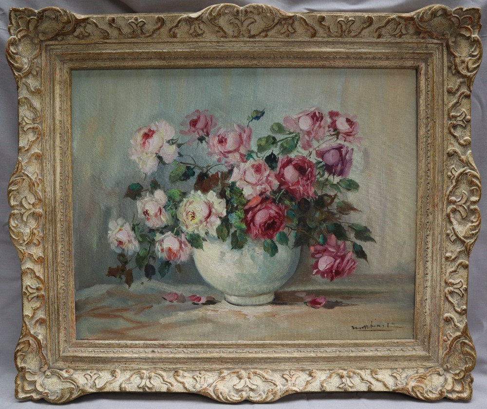 Martinil Still life study of a vase of roses Oil on canvas Signed 39 x 49. - Bild 2 aus 4