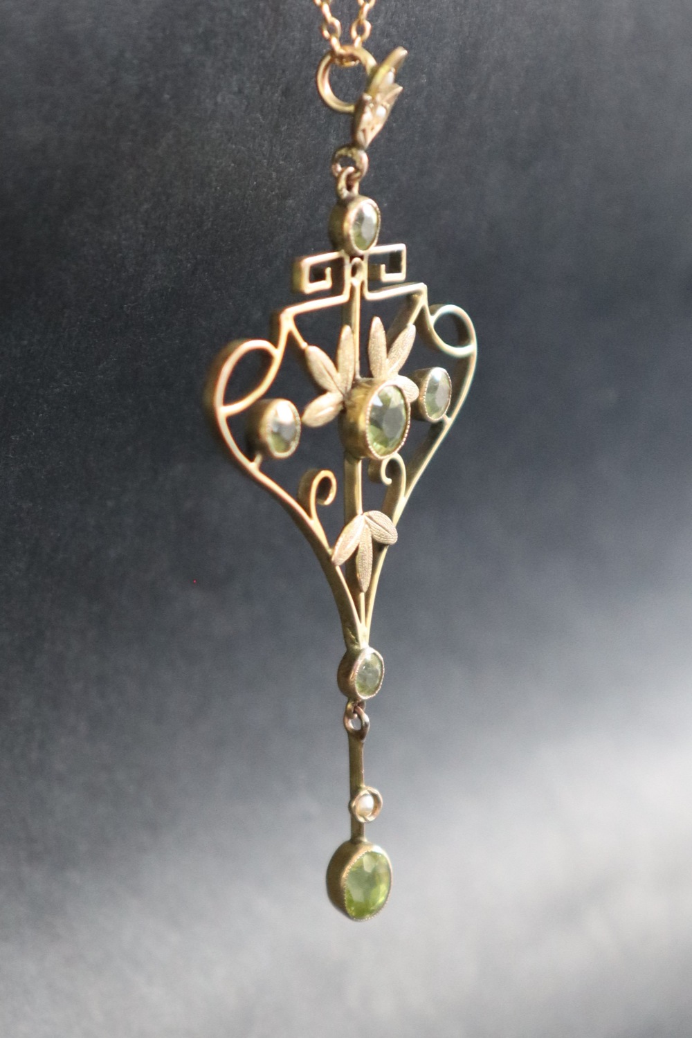 A yellow metal peridot and seed pearl pendant of heart and leaf shape on a yellow metal chain - Image 2 of 5