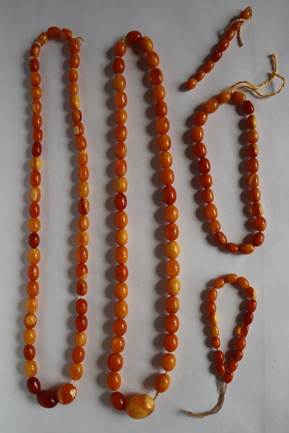 An amber bead necklace with graduated beads, - Image 3 of 3