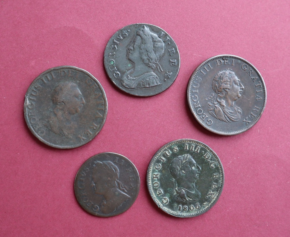 A George II copper farthing dated 1735 together with a 1754 farthing,