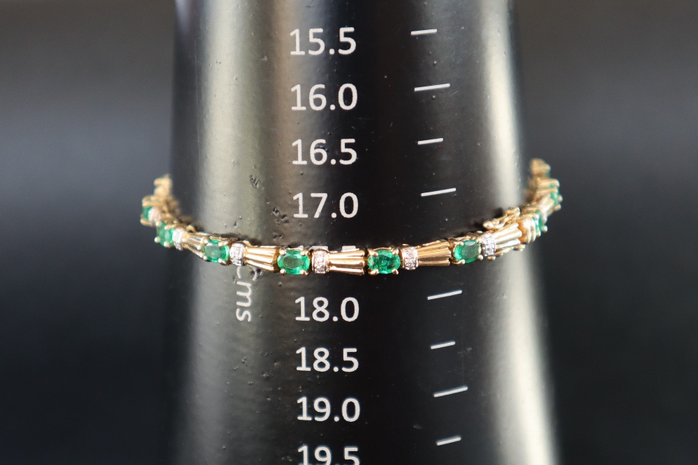 An emerald and diamond tennis bracelet set with sixteen oval faceted emeralds and diamonds to a - Bild 3 aus 6