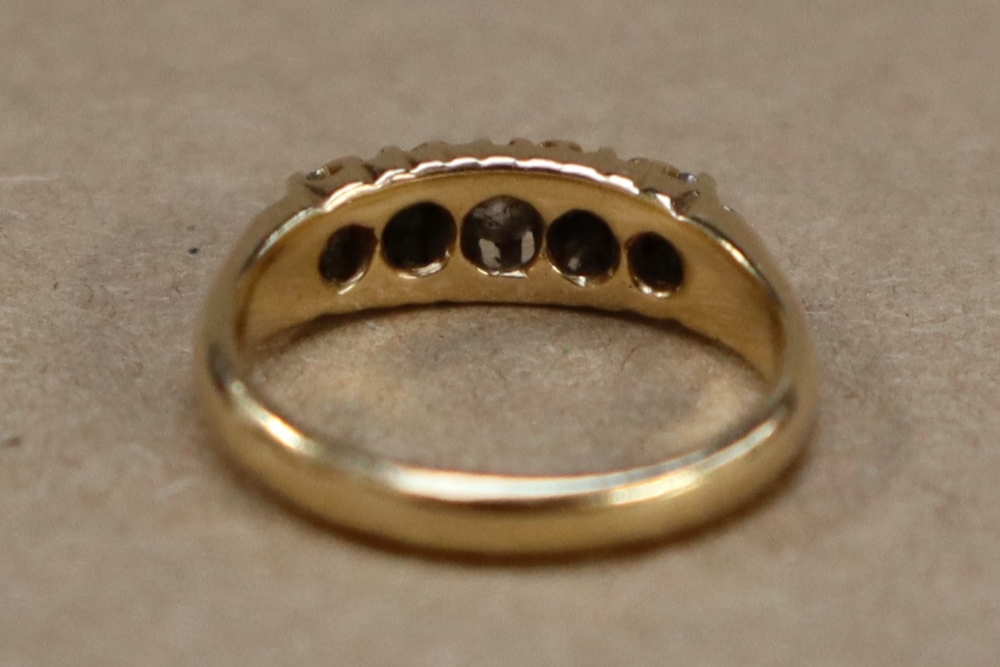 An 18ct yellow gold ring set with five graduated old cut diamonds, size K, approximately 3. - Bild 4 aus 4