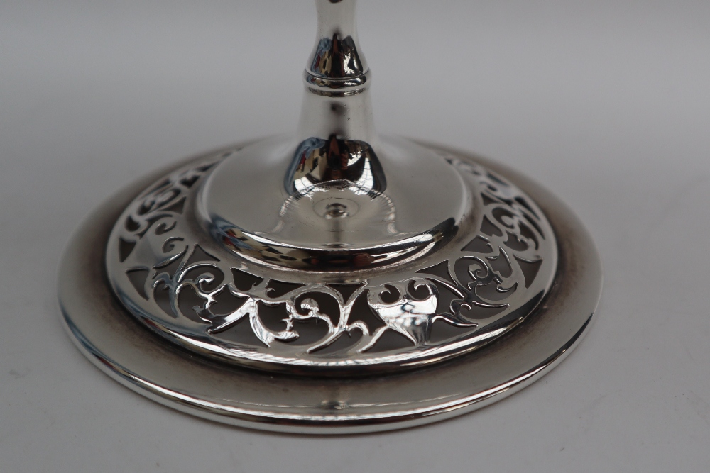 A George V silver pedestal bowl with a pierced pointed circular bowl on a ring turned column and - Bild 5 aus 6
