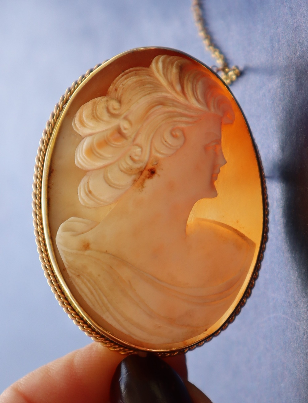 A shell cameo brooch in the form of a maiden in profile in a 9ct gold mount, - Image 6 of 6