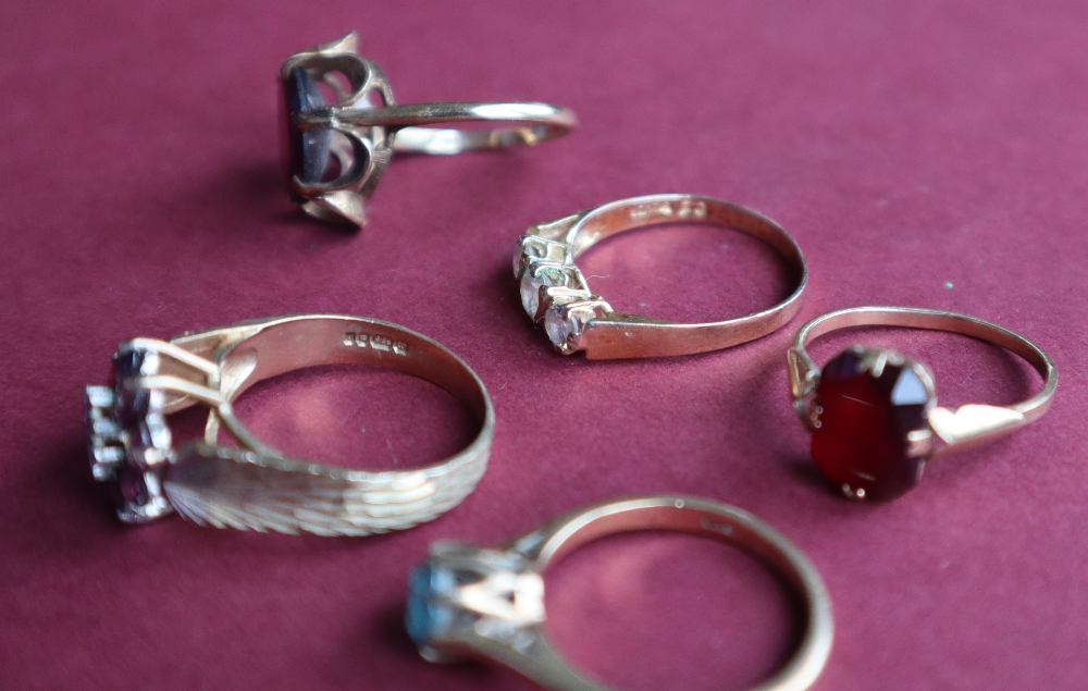 A ruby and diamond cluster ring set with a single round brilliant cut diamond surrounded by eight - Bild 4 aus 4