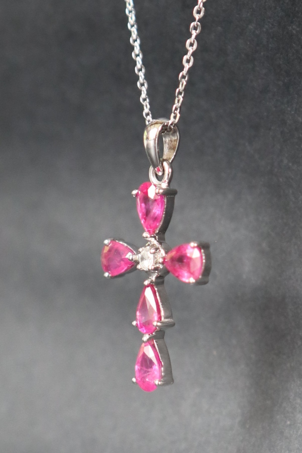 A 9ct white gold pear-shaped ruby and diamond cross on a silver chain - Bild 3 aus 6