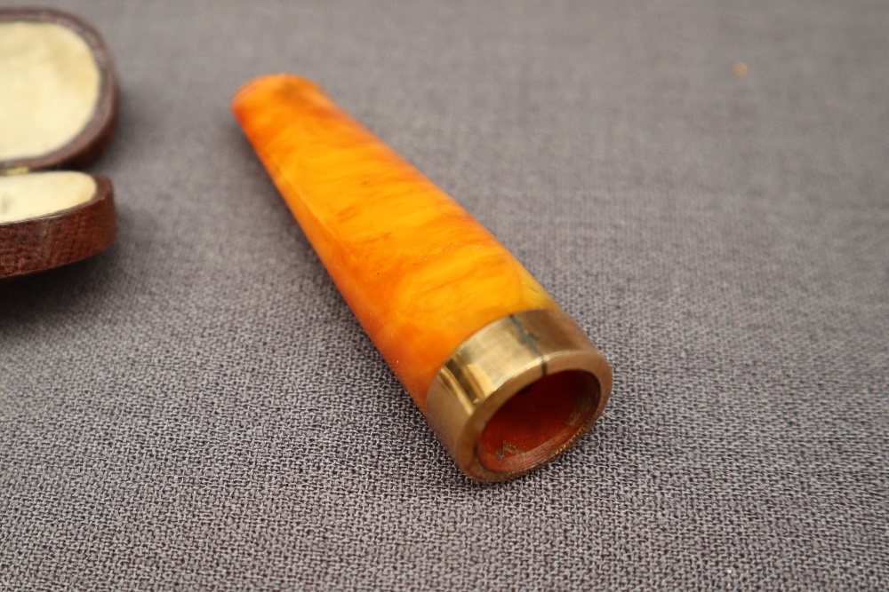 A 9ct gold mounted amber cheroot cigar holder, - Bild 3 aus 4