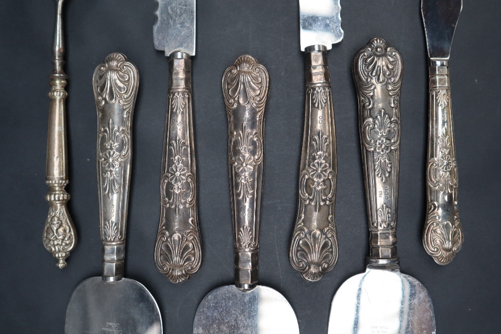 An Elizabeth II silver handled cake slice with matching silver handled bread knife, Sheffield, 1962,