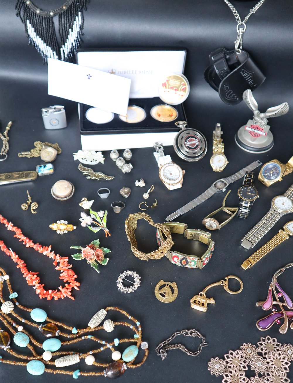 Assorted costume jewellery including brooch, wristwatches, - Bild 2 aus 9