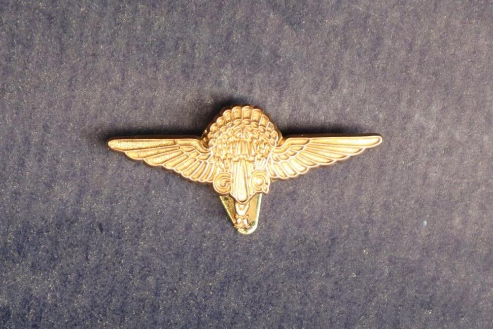A 9ct Gregory and Quilter Parachute Company badge,