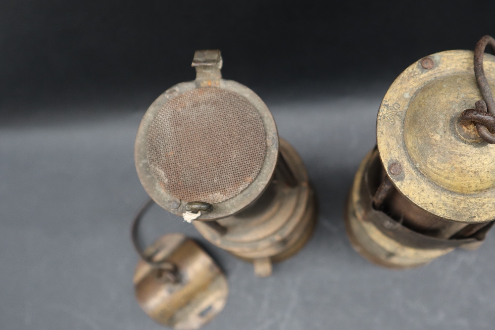 A Thomas's Patent brass and glass miners lamp, - Bild 5 aus 12