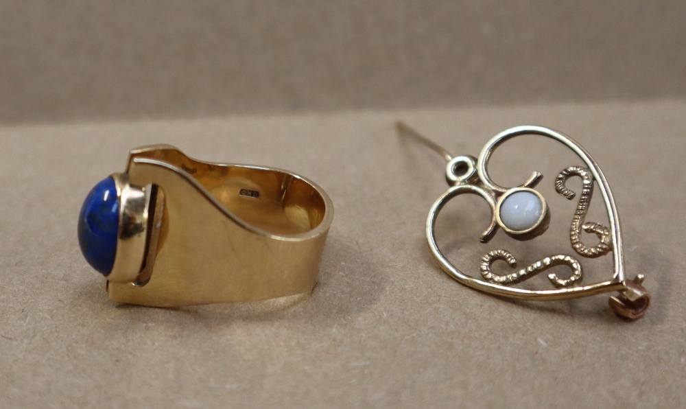 A 9ct gold ring set with a lapis lazuli panel, size K, together with a 9ct gold opal set brooch, - Bild 3 aus 5