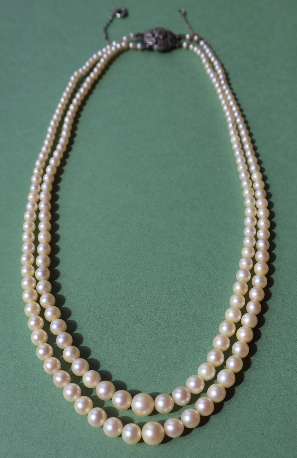 A two row graduated pearl necklet, varying in size from 2.8mm to 7. - Bild 2 aus 5