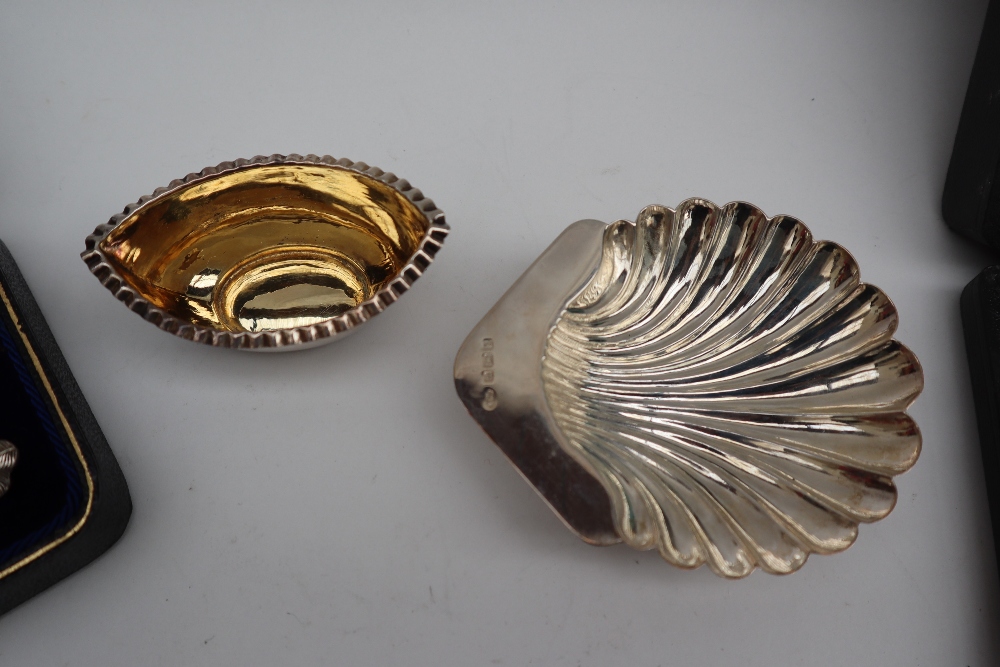 A pair of Edward VII silver shell shaped butter dishes, Birmingham, 1906, - Bild 5 aus 5