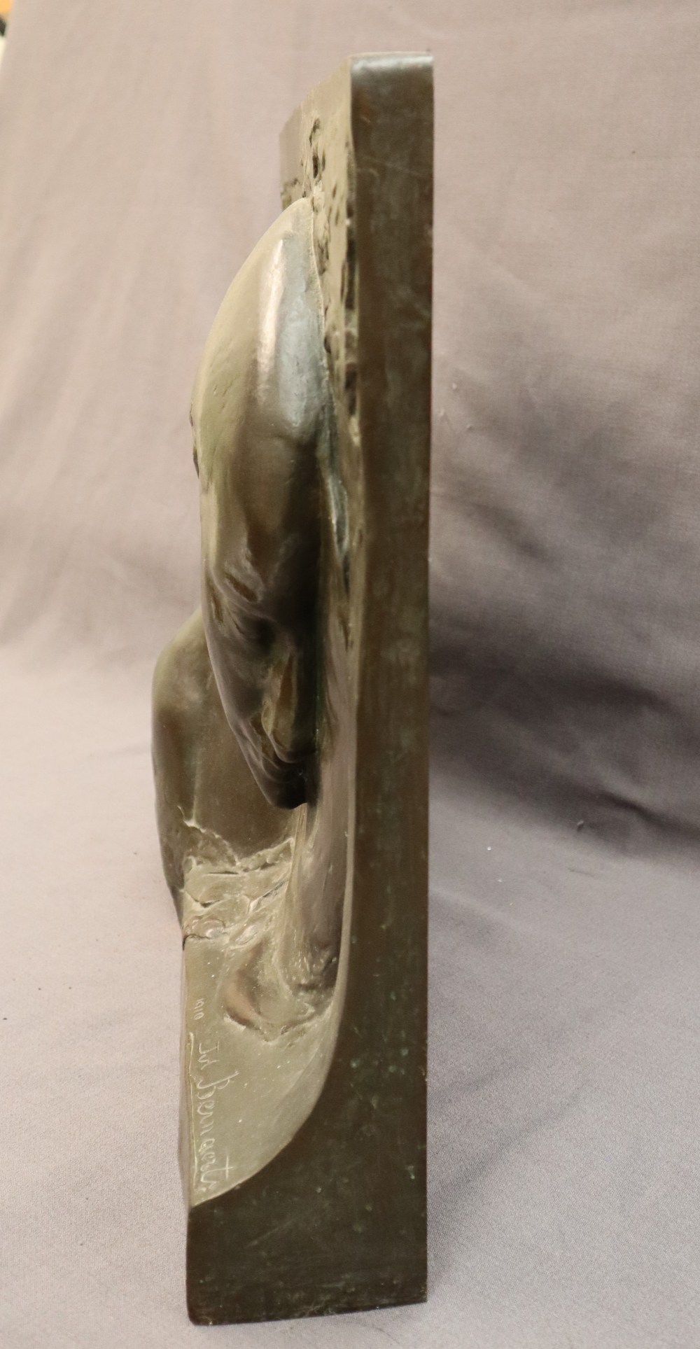 Jules Bernaerts Memor A bronze wall plaque of a maiden in profile Signed and dated 1910 A Van - Bild 6 aus 8