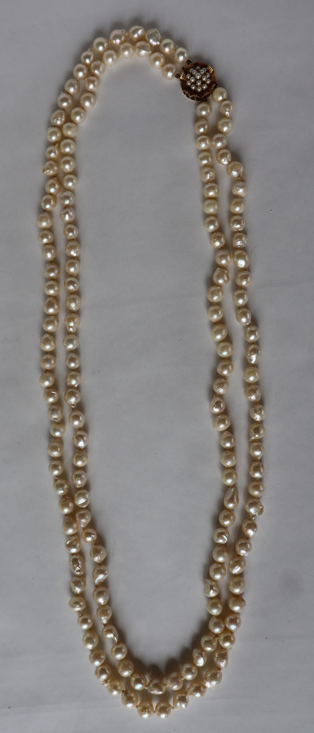 A double strand pearl necklace set with one hundred and fifty six irregular pearls to a 14ct yellow - Bild 2 aus 5