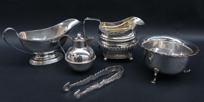 A George V silver sauce boat with a line decorated rim and foot, London, 1916,