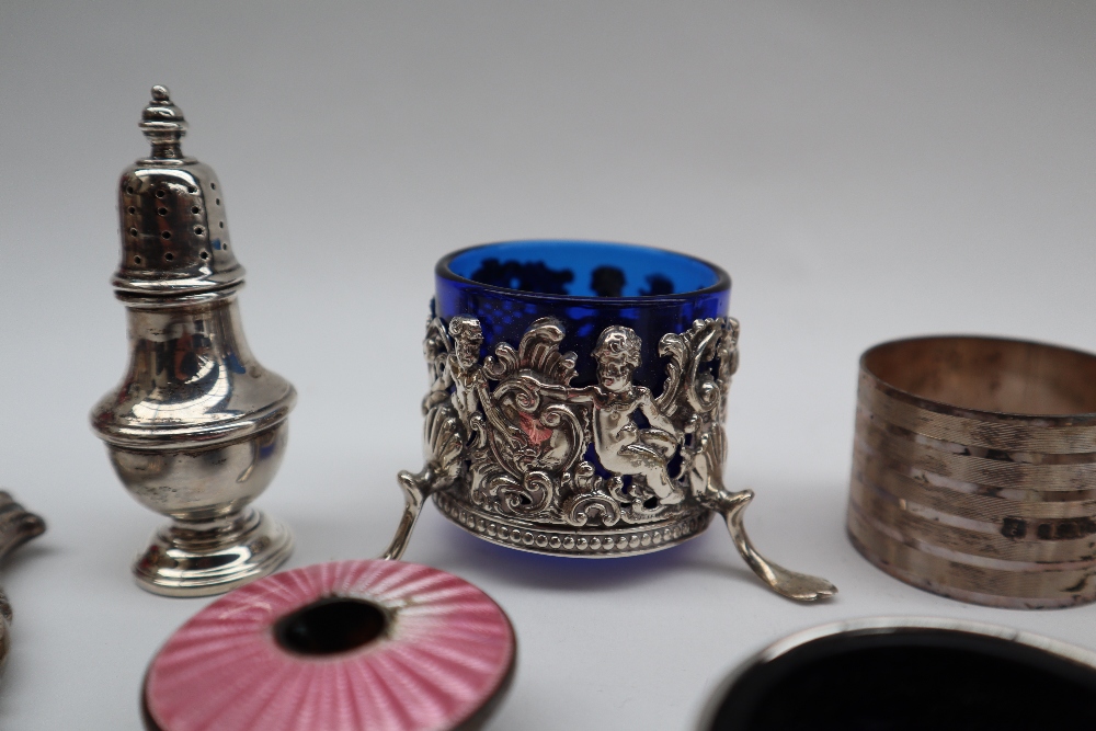 An Edward VII silver open table salt decorated with cherubs and scrolls on three legs, Birmingham, - Bild 2 aus 3