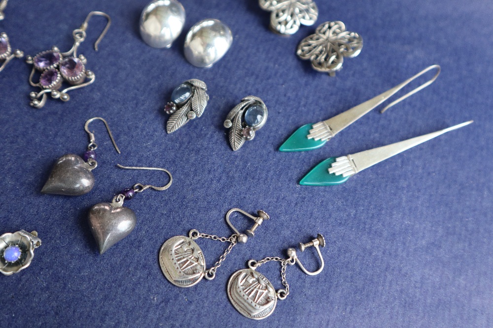 A pair of silver drop earrings together with a collection of white metal earrings - Bild 3 aus 3