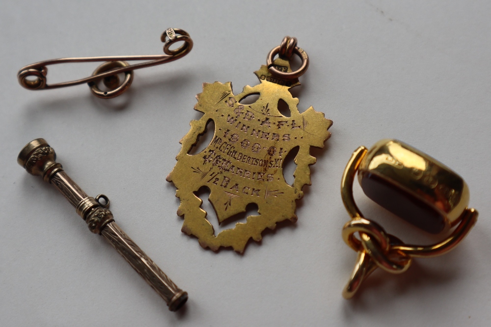 A 9ct gold shield medallion and a 9ct gold bar brooch approximately 7. - Image 4 of 5