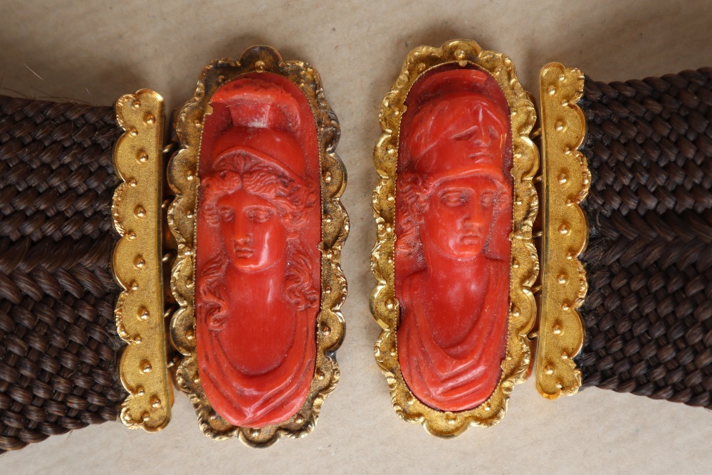 A pair of Victorian yellow metal, carved coral and plaited hair mourning bracelets, - Bild 5 aus 6